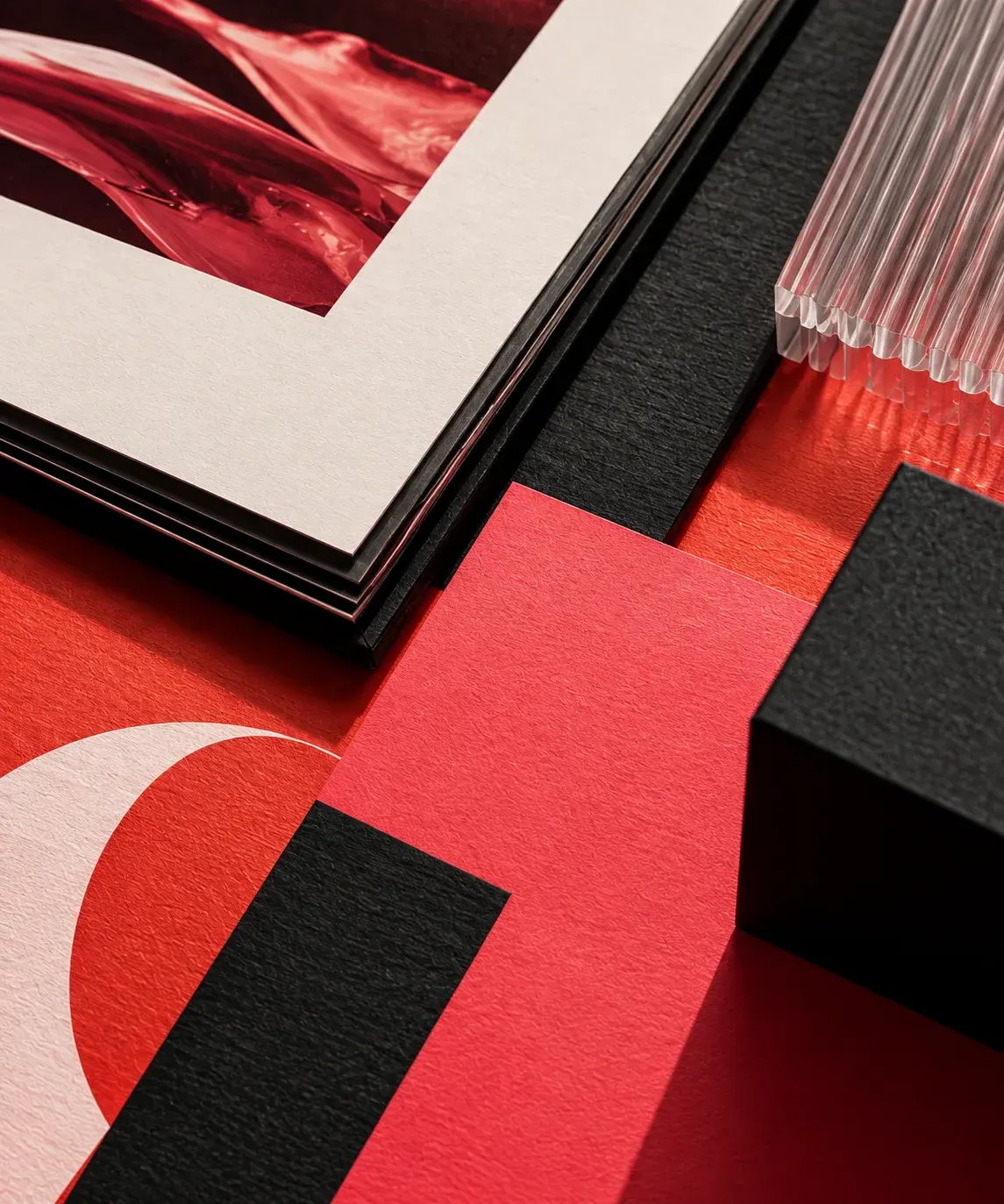 Gerahmte Drucke und Papiermuster in Rot und Schwarz